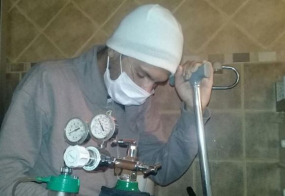 Médico altruista peregrina tres años por ayuda para salvarse del cáncer