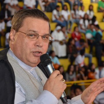 Monseñor Estanislao se va al Sínodo, lleva la voz de los jóvenes bolivianos.