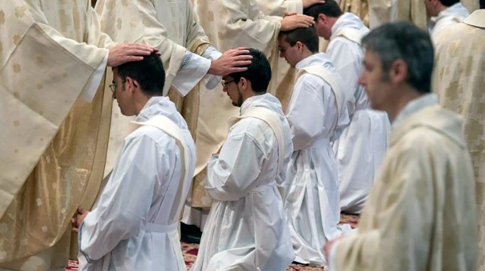 Discurso del Papa: El sacerdote, hombre obediente, de oración y libre en Cristo