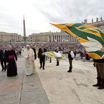 Catequesis del Papa: “Honrar a los padres conduce a una vida feliz”