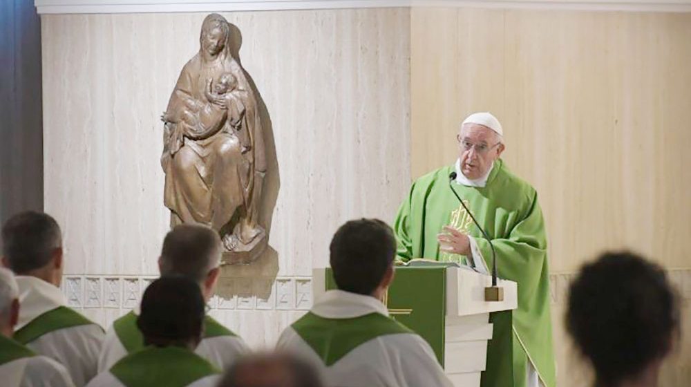 El Papa en Santa Marta: la novedad del Evangelio no admite una doble vida