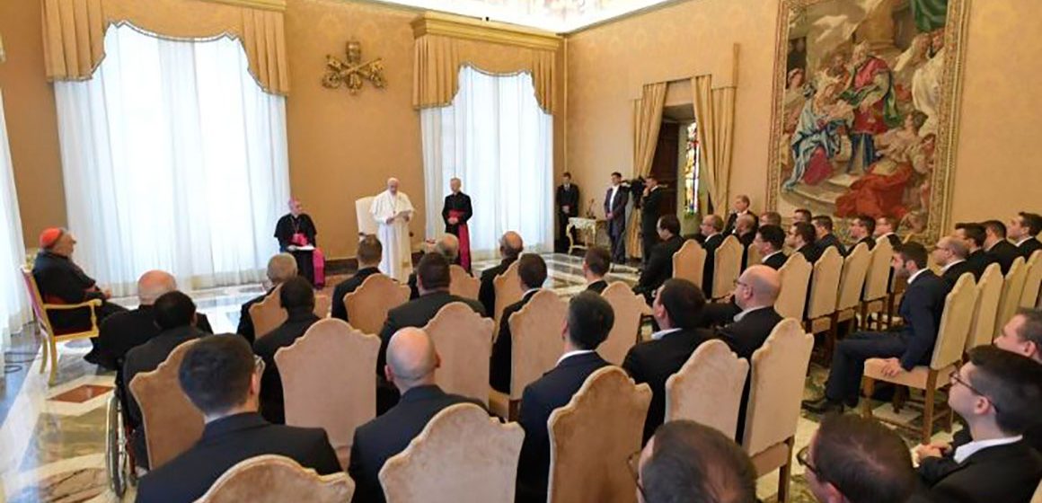 Papa a seminaristas de Agrigento: las habladurías son la plaga del presbiterio