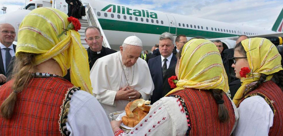 El Papa llega a Macedonia del Norte, tierra de Madre Teresa