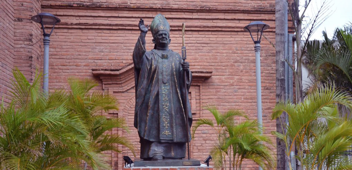 Colocan Monumento del Cardenal Julio Terrazas al lado de la Catedral