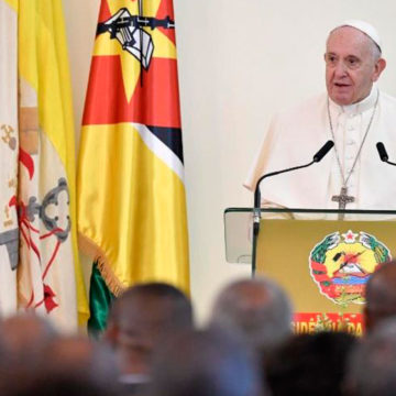 Papa a autoridades: la reconstrucción pide poner a la persona en el centro
