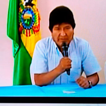 Evo Morales Renuncia a la presidencia, presionado por la protesta social.