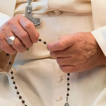 El Papa: en mayo redescubramos la belleza de rezar el Rosario en casa,