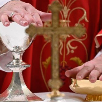 El Papa reza por quienes realizan servicios funerarios. La fe es siempre misionera