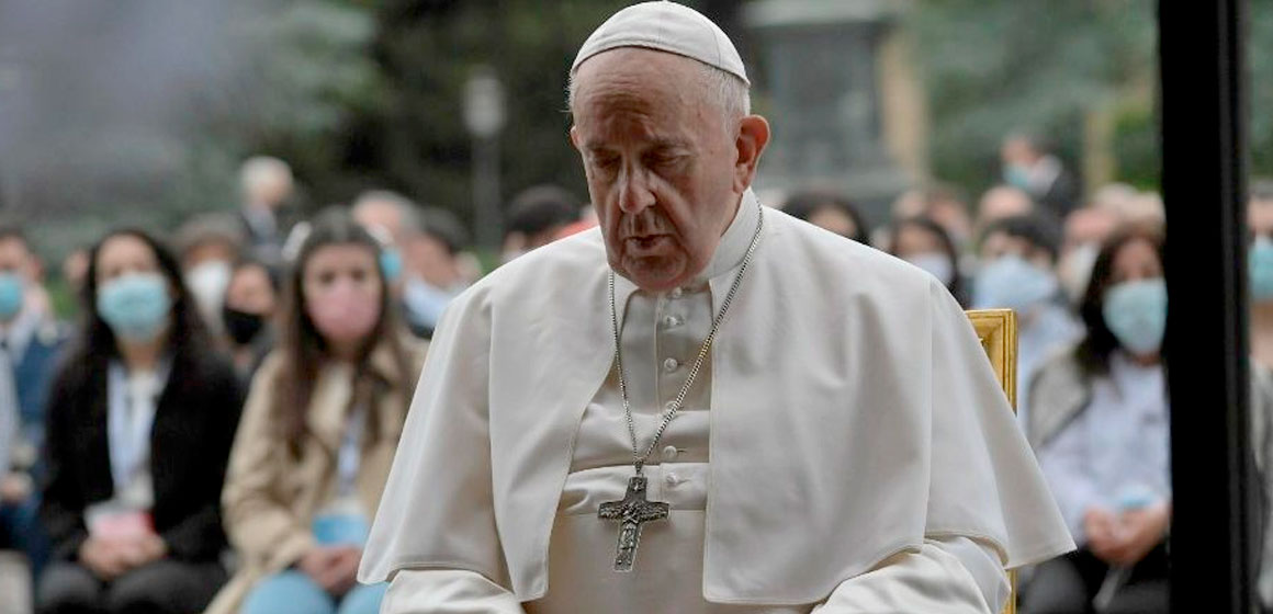 El Papa Francisco y la Iglesia: María intercede por toda la humanidad