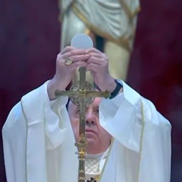 El Papa: La fragilidad de una Hostia rompe las corazas de nuestro egoísmo.