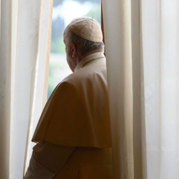 Detrás de la ventana, la mirada del Papa que reza en secreto por nosotros