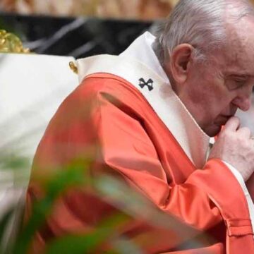 El Papa en el Ángelus: no pasar de largo ante los hermanos en dificultad