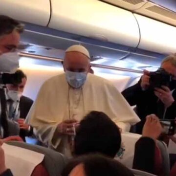 El Papa a los periodistas: el viaje a Iraq es un deber hacia una tierra atormentada.