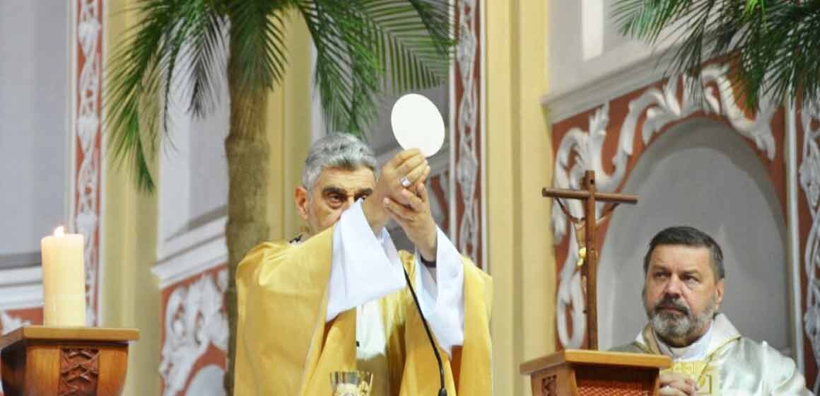 Arzobispo: “Jesús nos manda practicar el mandamiento del amor, dejando aires de superioridad y ponernos con humildad al servicio de los demás”