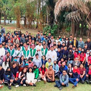 “Sean luz para aquellos jóvenes que caminan en las tinieblas y den testimonio de su fe en Cristo”, pidió Arzobispo a los jóvenes de Bolivia