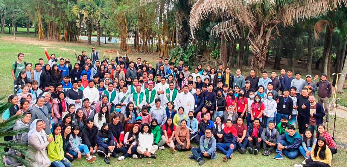 “Sean luz para aquellos jóvenes que caminan en las tinieblas y den testimonio de su fe en Cristo”, pidió Arzobispo a los jóvenes de Bolivia