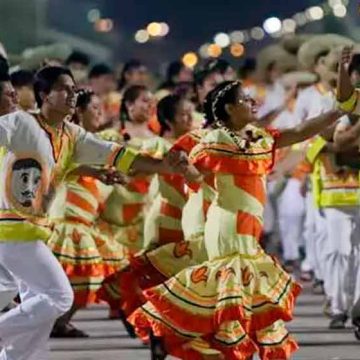 La tradición dancística y musical del oriente boliviano brilla en el festival Elay Puej