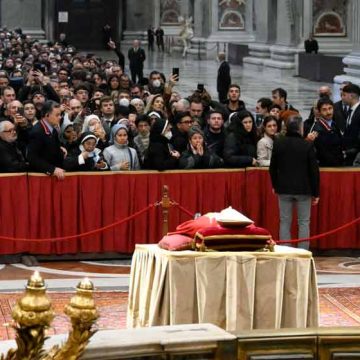 40 mil personas visitan a Benedicto XVI en las primeras 5 horas de velorio