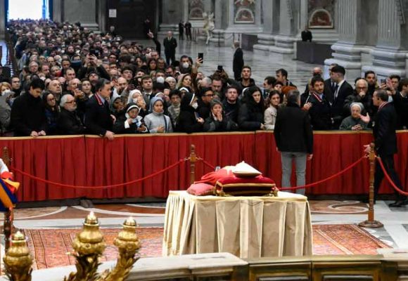 40 mil personas visitan a Benedicto XVI en las primeras 5 horas de velorio