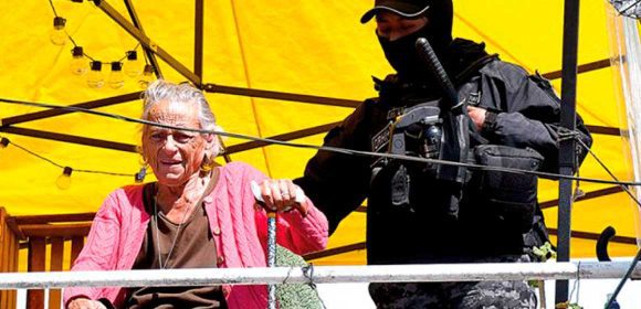 Amparo Carvajal, activista de Derechos Humanos, reclama su sede de la institución.
