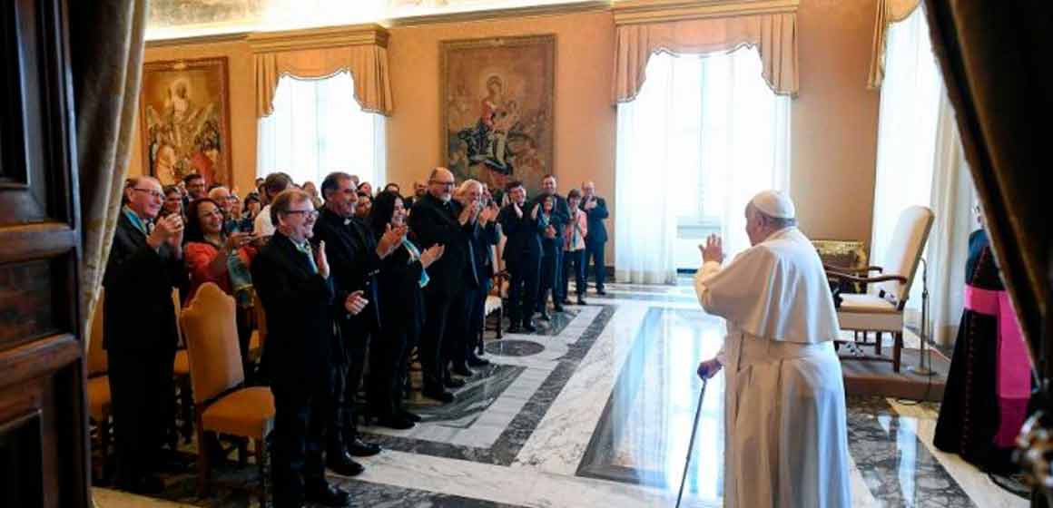 El Papa elogia a los scalabrinianos por su compromiso con los migrantes