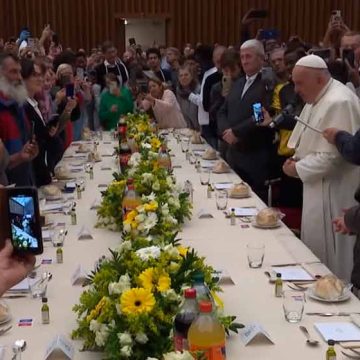 El Papa almuerza con los pobres en un inolvidable momento de amistad
